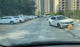 爆料临汾东关堵车视频,车辆长龙排至街头