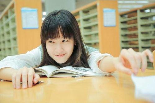 娱乐吃瓜酱女大学生毕业,娱乐吃瓜酱的青春回忆录